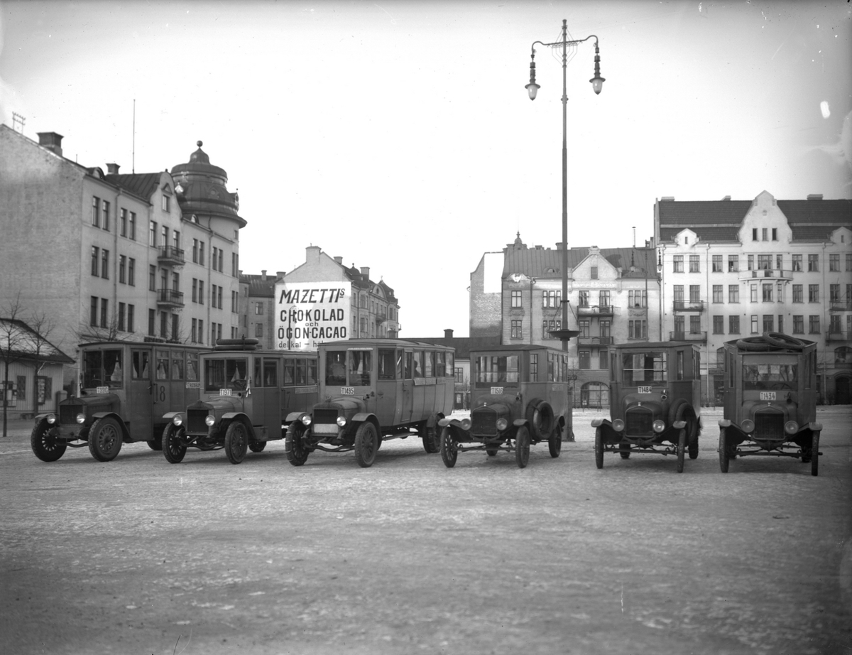 Samuel Lindskog, The bus station on the Iron Square. Six omnibuses.