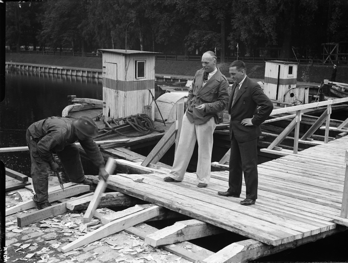 Paul Sandberg, Kapten Eric Brodd och dekoratör C Mörner på den provisoriska bron över Fyrisån som byggdes till Barnens Dagsfirandet på Hamnplan och i Stadsträdgården/Flusterparken