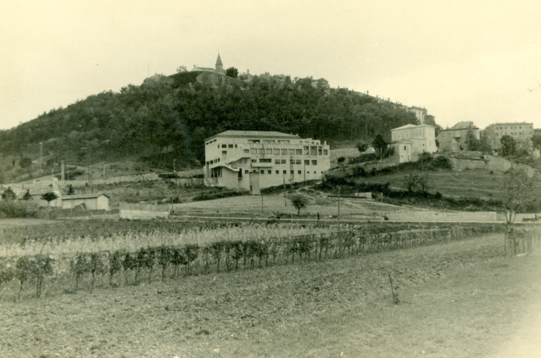 Branko Fučić, Labin, panorama sa sjeveroistoka: u sredini zgrada kina i kazališta, suvremena arhitektura