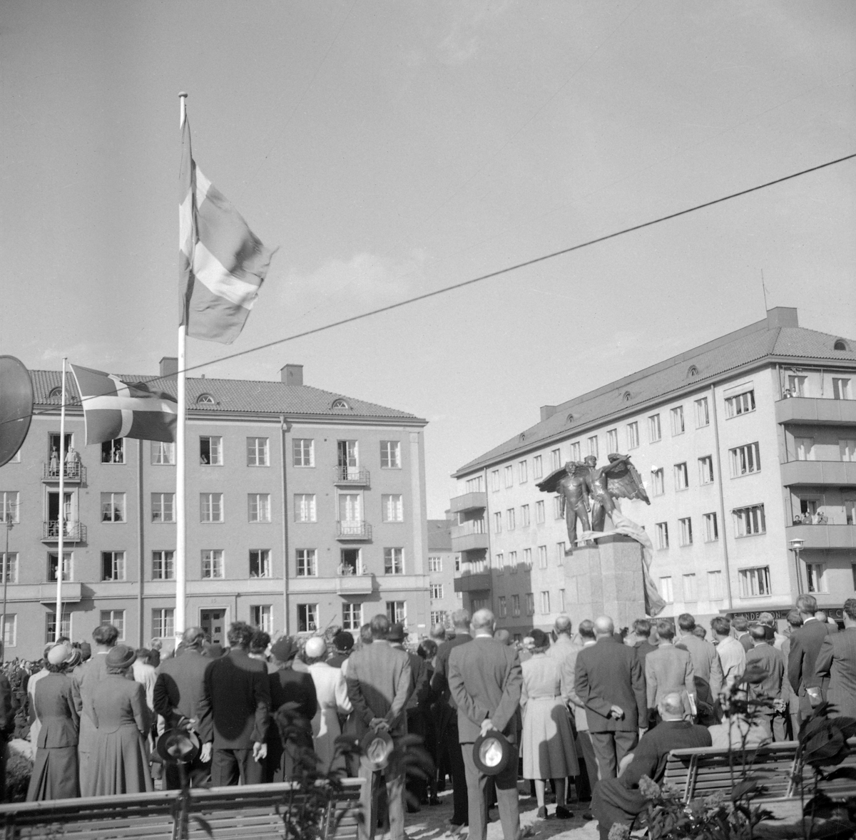 Unknown artist, Ögonblick från avtäckningen av Ivar Johnssons skulptur "Människan och hennes genius" 1951. Platsen är Vasatorget i Linköping.