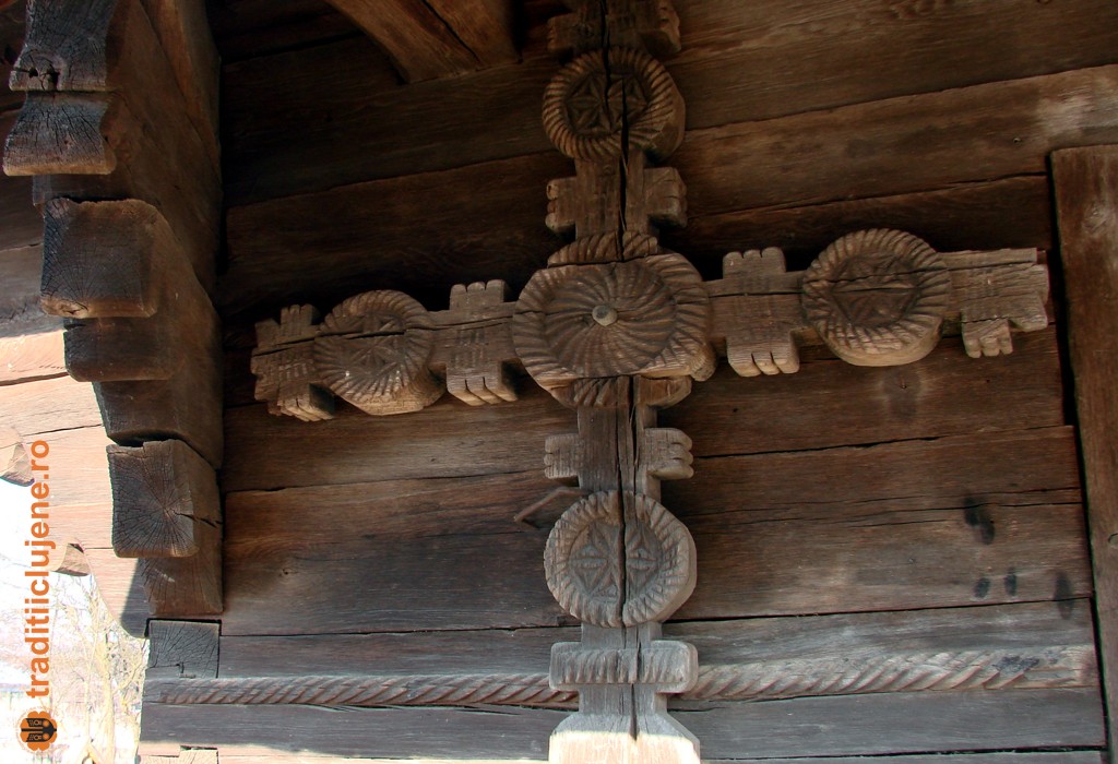 Romanian community, Cruce sculptată - biserica de lemn din Rogoz, jud. Maramureş