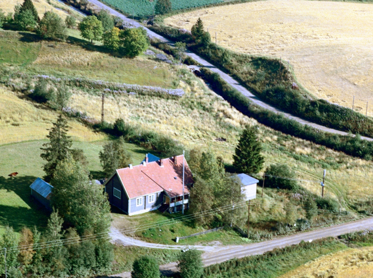Widerøes Flyveselskap A/S, Flyfoto, Fredly, "Bedehuset" v/Rydland, Nordbygda i Løten.