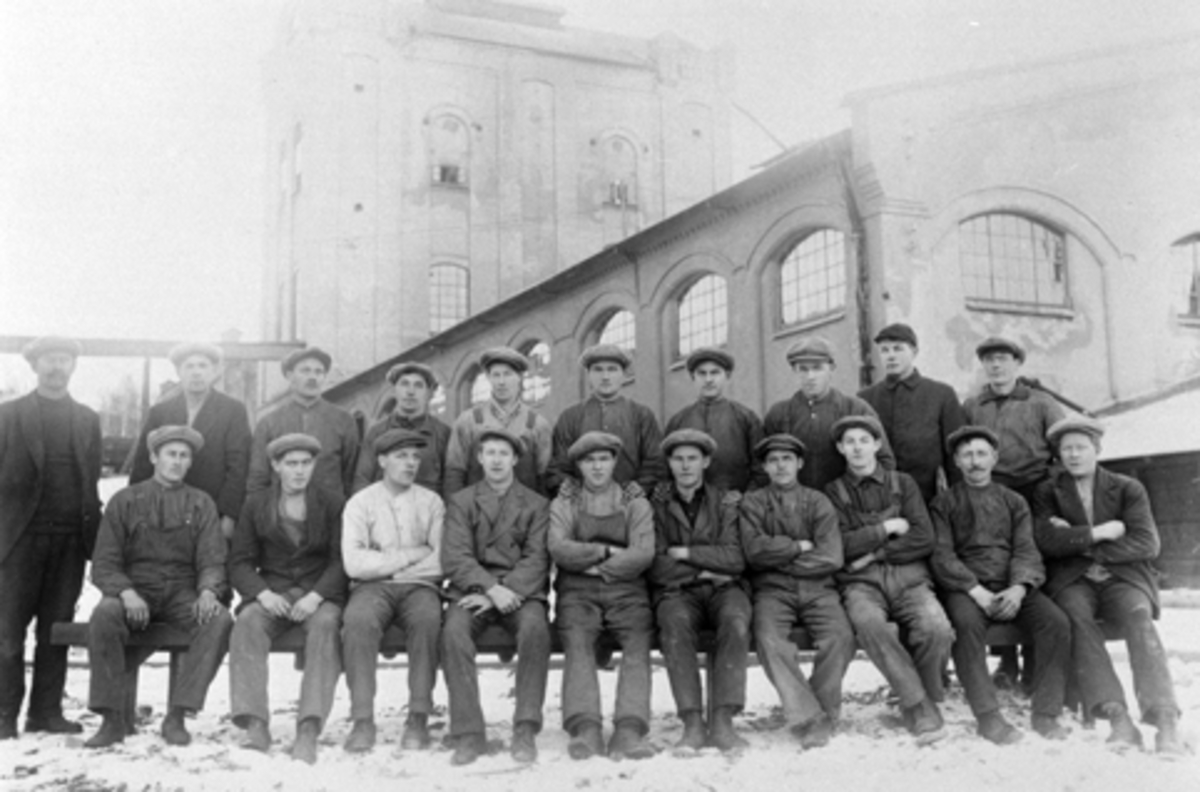 Anno Domkirkeodden, Eksteriør, Moelven Cellulosefabrikk, gruppe arbeidere foran fabrikken.