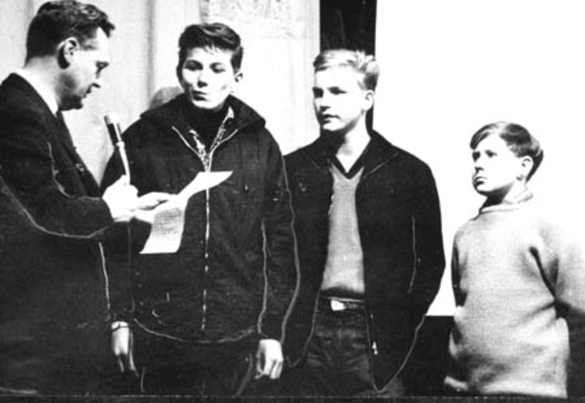Anno Domkirkeodden, Rolf Kirkevaag på Framheim kino for å promotere ishockeysporten i Brumunddal. Fra venstre er Rolf Kirkevaag med potensielle ishockeyspillere, Arne Leif Linnerud, Arne Martinsen og Helmer Almerud. Det ble spillt ishockey i Brumunddal i noen år med bane på Sveum. Det ble arrangert juniorlandskamp mot…