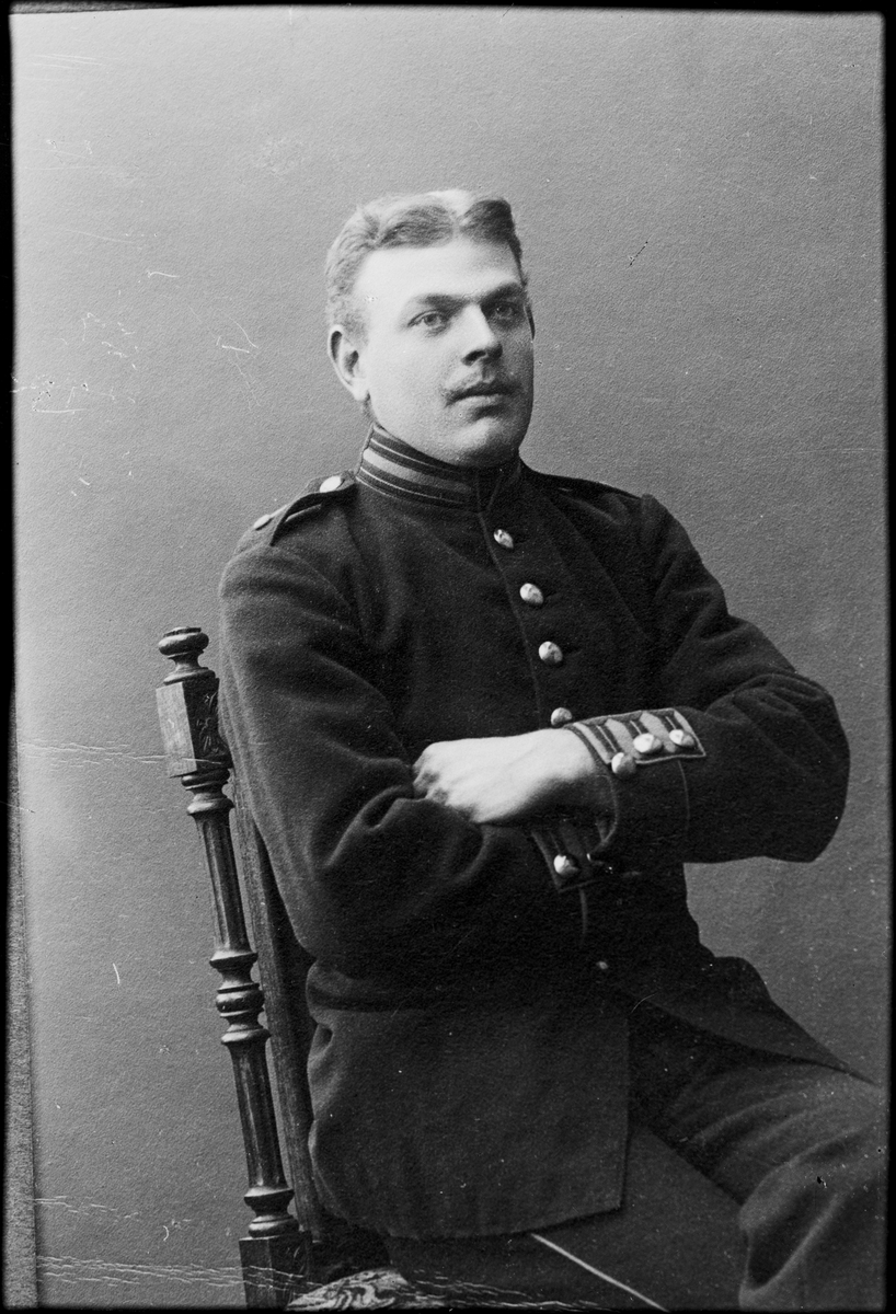 Skötsner-Edhlund, Ateljéporträtt - man i uniform, Östhammar, Uppland