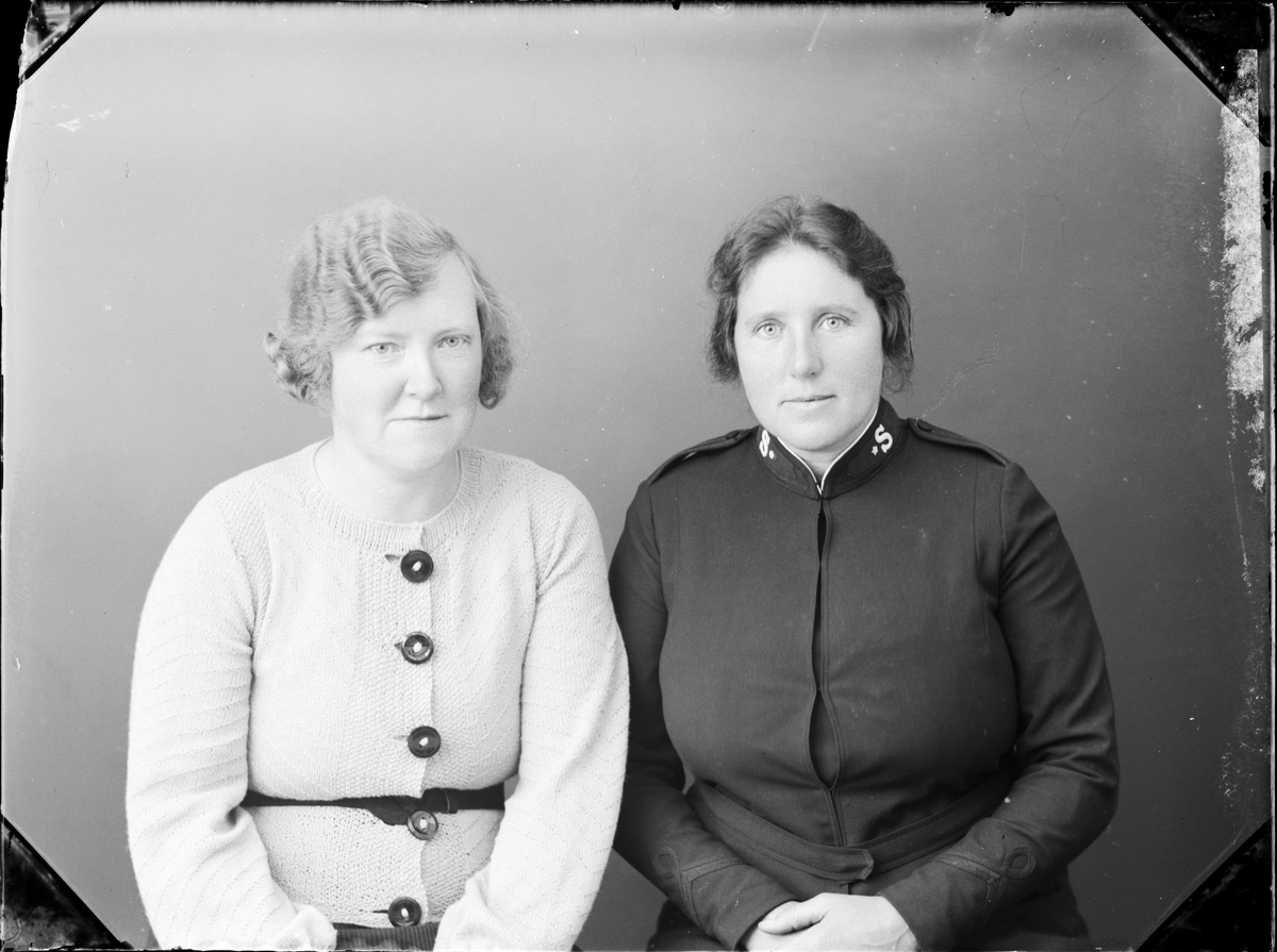 Skötsner-Edhlund, Woman together with Gertrud Edberg from Östhammar, Uppland 1936
