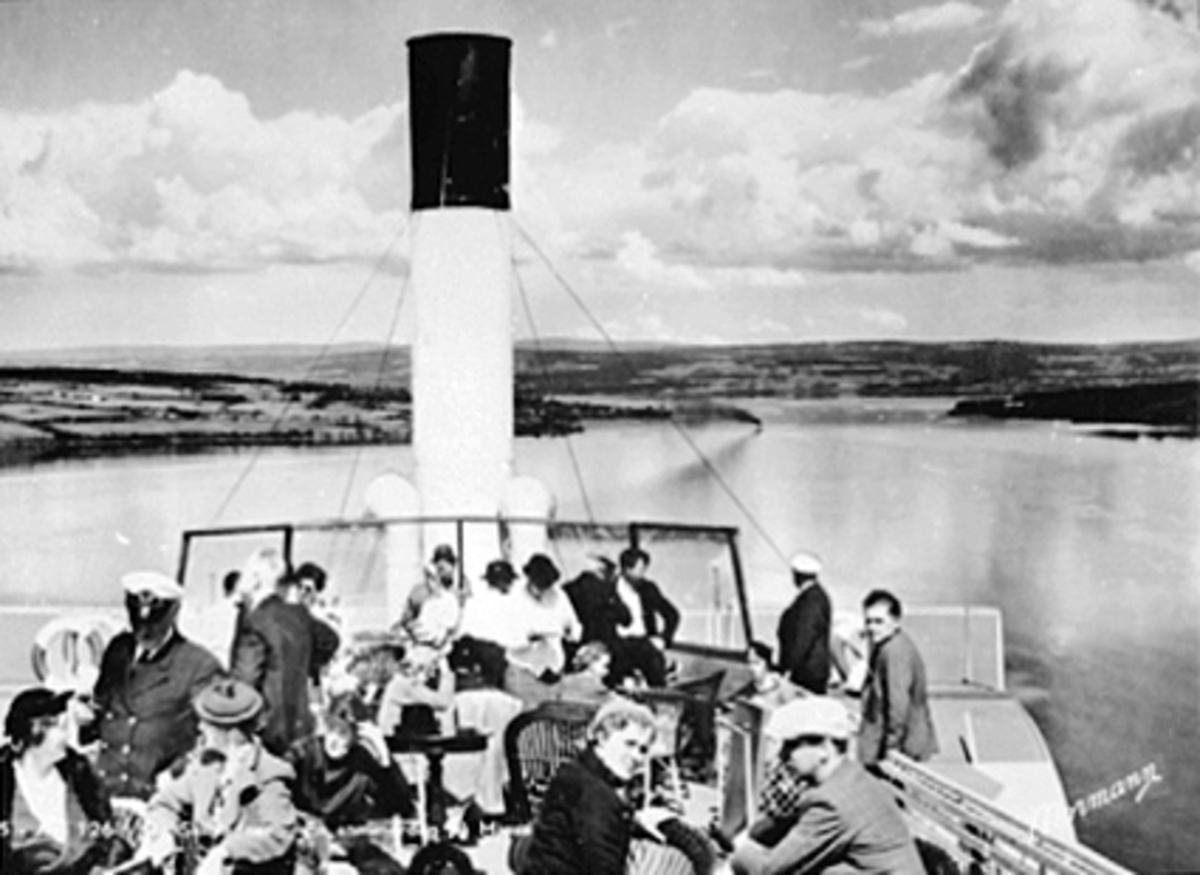 Anno Domkirkeodden, SOMMERDAG PÅ MJØSA, ØVRE DEKK PÅ D. S. SKIBLADNER, MJØSBÅT