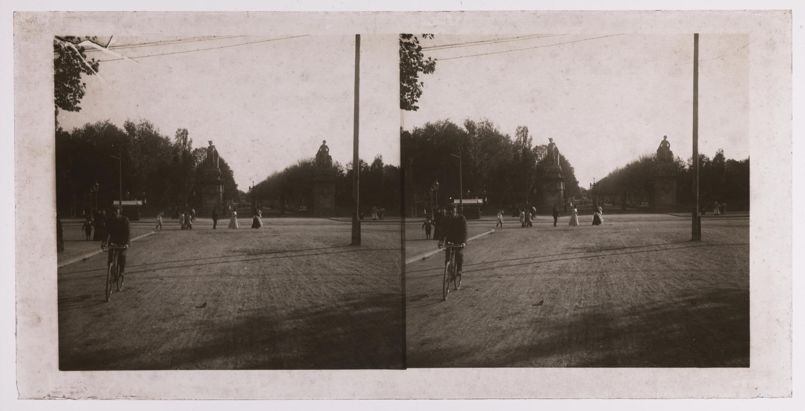 Desconegut, [Great avenue with people]