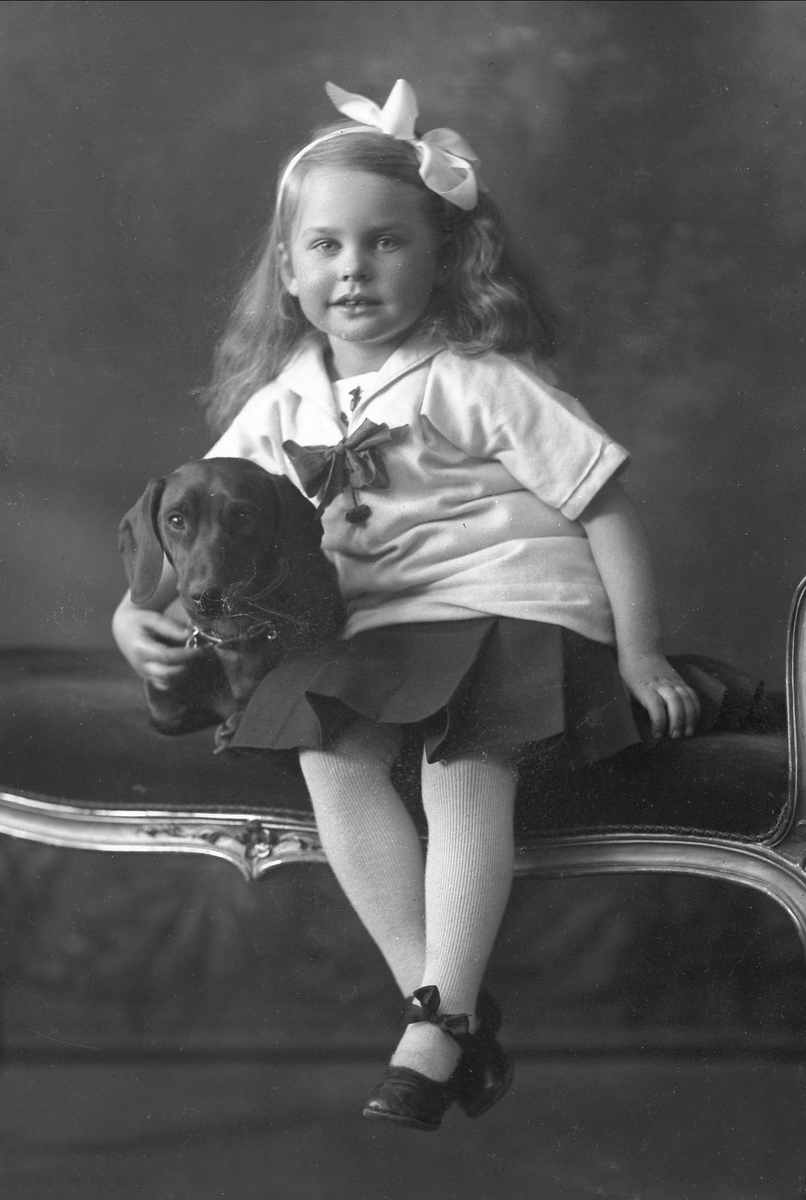Gustav Borgen, Gruppeportrett, ung pike i matrosdrakt, med liten hund. Dachshund.