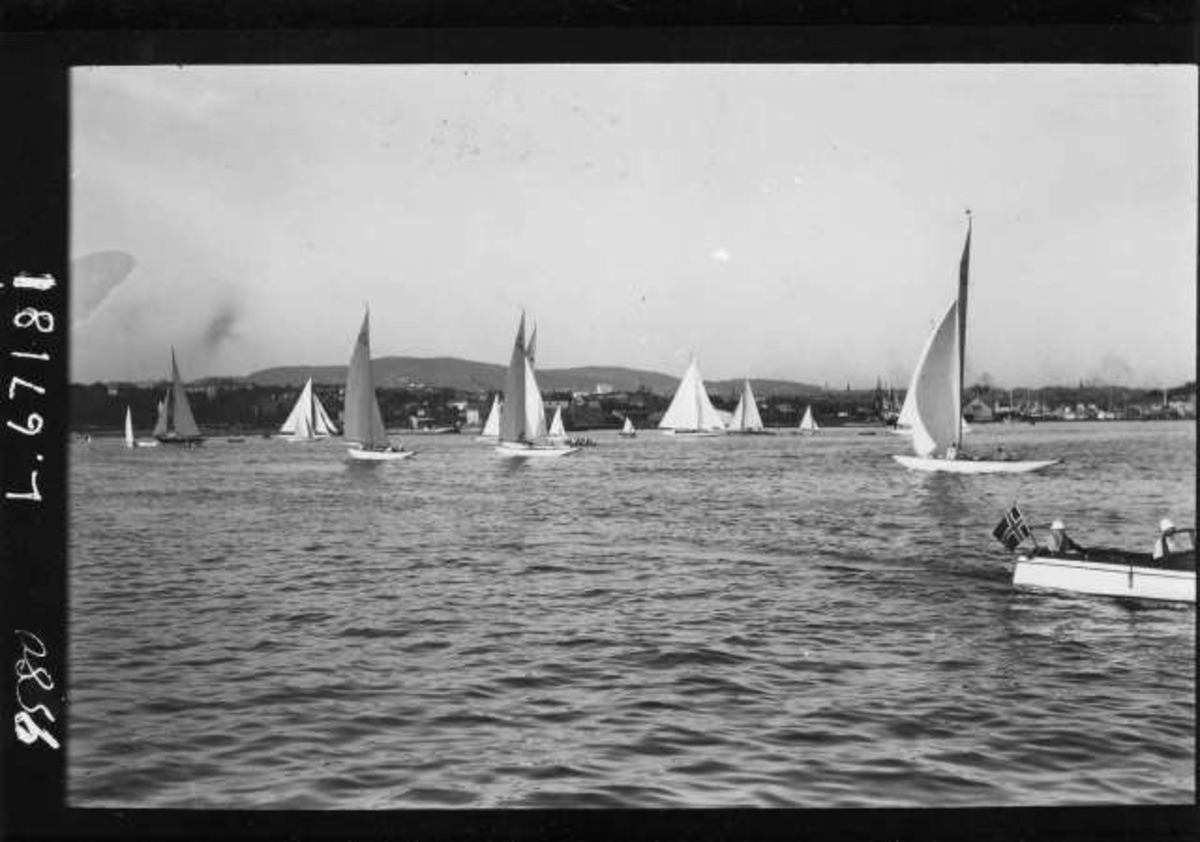 Hermann Christian Neupert, Seilbåter. På Oslofjorden? Bebyggelse ses i bakgrunnen.