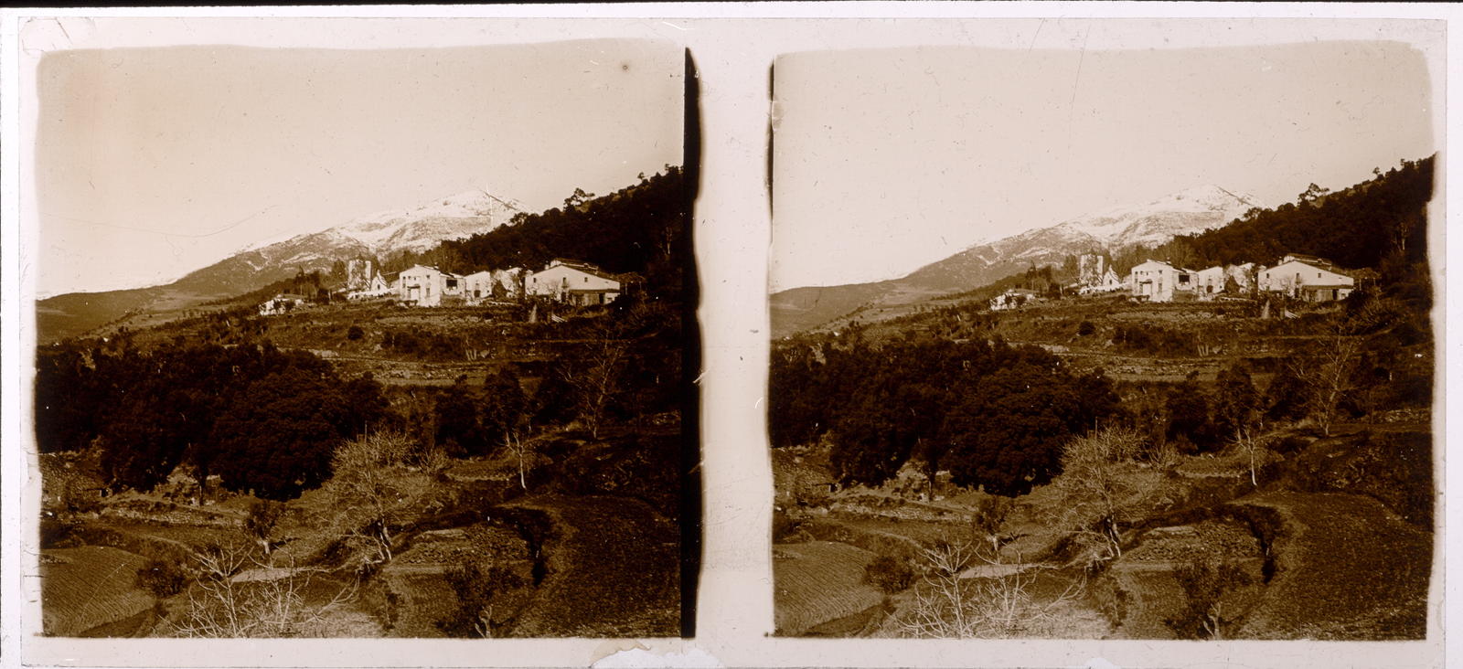 Desconegut, [View of a village]
