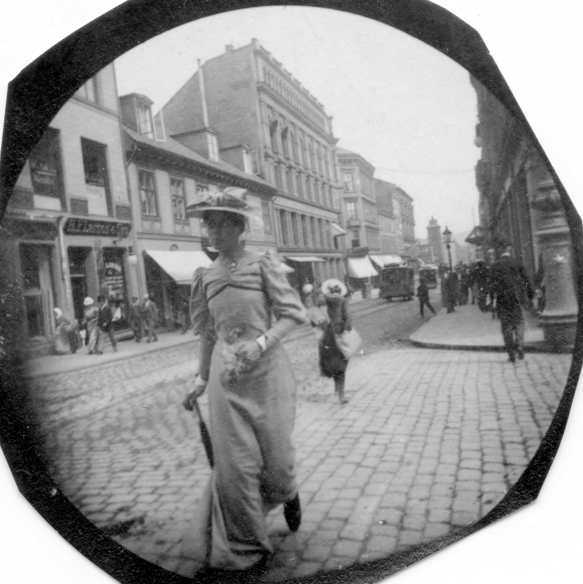 Fredrik Carl Mülertz Størmer, Frøken Lorbauer spaserer i Karl Johans gate. Tårnet lengst bort i gata er tårnet på den gamle Brannvakta