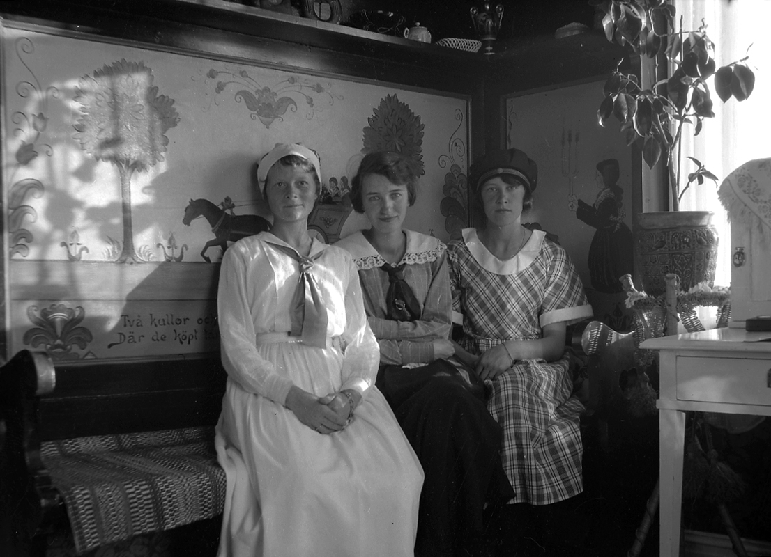 Anna Wilhelmina Hedström, Rumsinteriör, tre kvinnor. Dalarna.