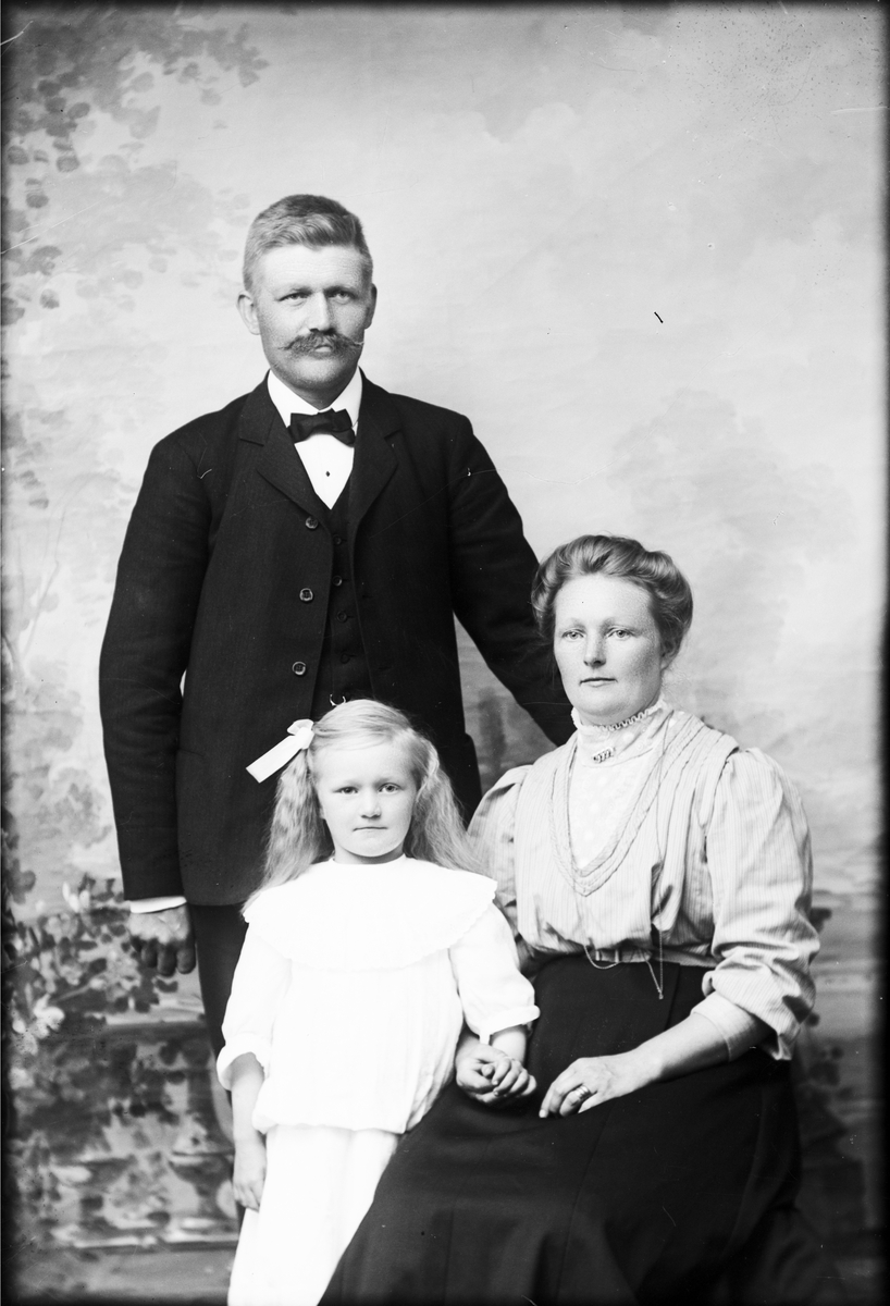 Skötsner-Edhlund, Ateljéporträtt - familj, Östhammar, Uppland