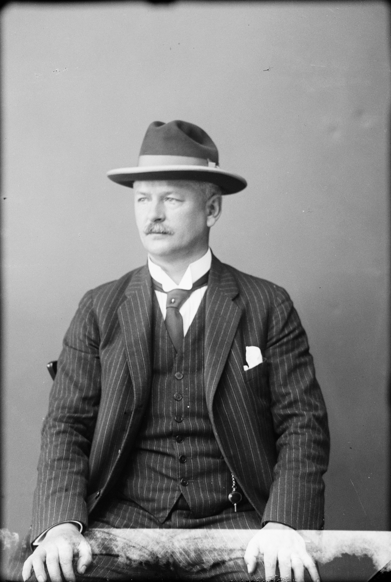 Skötsner-Edhlund, Ateljéporträtt - man, Östhammar, Uppland