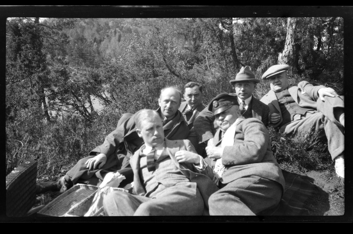 Rolf Sr. Sundt, Seks menn raster i skogen. Fra venstre Peter Sundt, Rolf Sundt Sr., Johan Buratti, Halfdan, Finn og Trygve Sundt. Fotografert 1928.