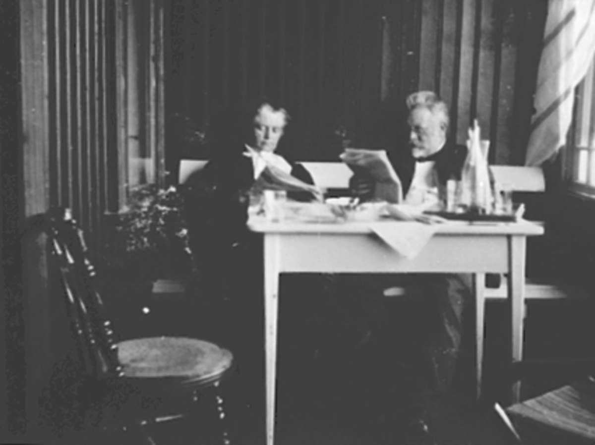 Anno Domkirkeodden, INTERIØR VERANDA, ELDRE EKSTEPAR, KRISTIAN THAULOW PETERSEN OG FRUE LESER AVISER