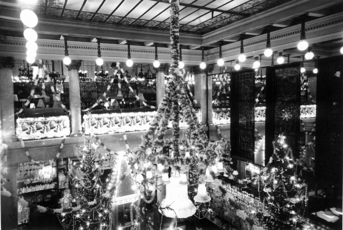 Hermann Christian Neupert, Oslo. Glassmagasinet. 1930. Interiør. Juletrær. Julepynt.