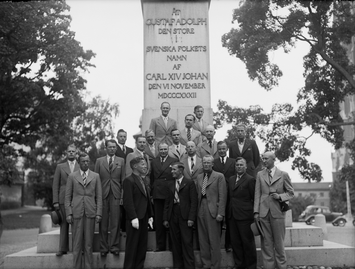 Paul Sandberg, Lithuanian officers at the Odinslund obelisk, Colonel Jouzas Lanskoronskis in the middle in the second joint