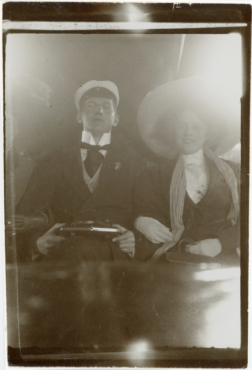 Bengt Mannerfeldt, Man i studentmössa och kvinna i hatt, Uppsala