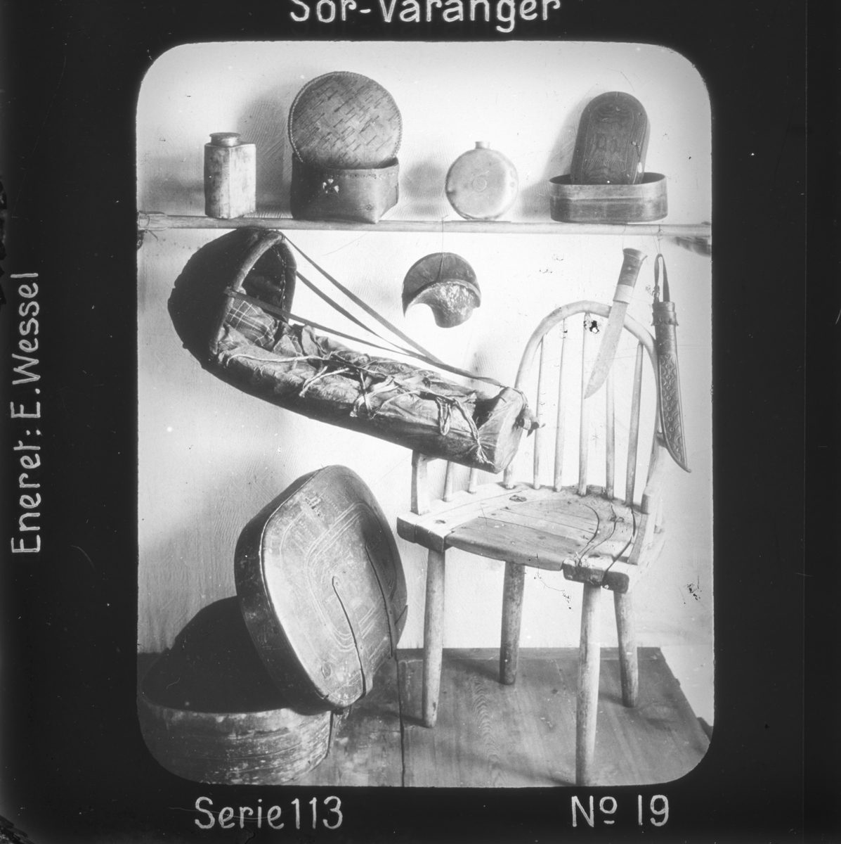 Ellisif Rannveig Wessel, Eldre samiske gjenstander, se Andre opplysninger. Motivet har nr.19 i lysbildeforedraget kalt "I lappernes land - Sør-Varanger", utgitt i Nerliens Lysbilledserier, serie nr 113.
