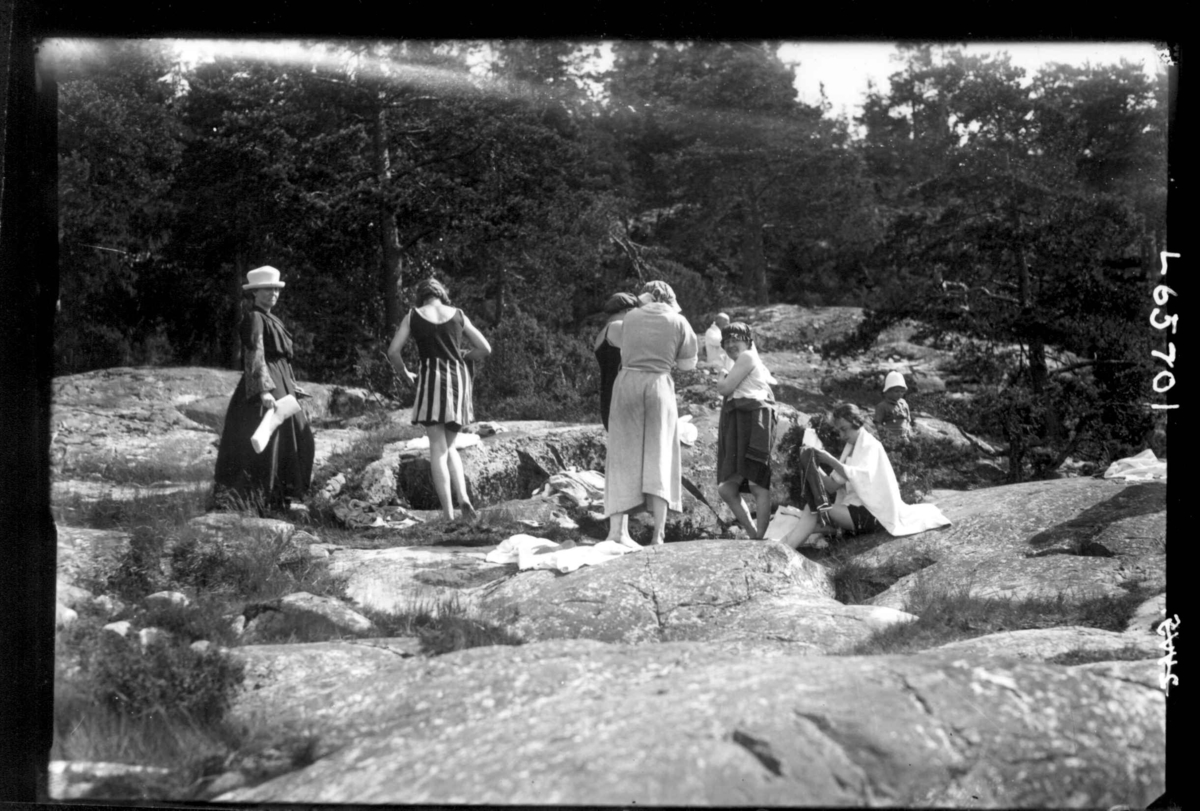 Hermann Christian Neupert, En gruppe kvinner på svaberget, badetøy.