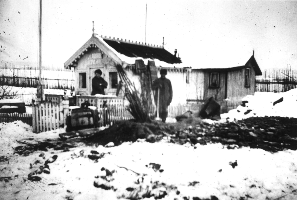 Nanna Broch, Bygning ant. brukt som bolig (kolonihage?), Oslo. Mann med spade og kvinne poserer, tomtearbeid. Fra boliginspektør Nanna Brochs boligundersøkelser i Oslo 1920-årene.
