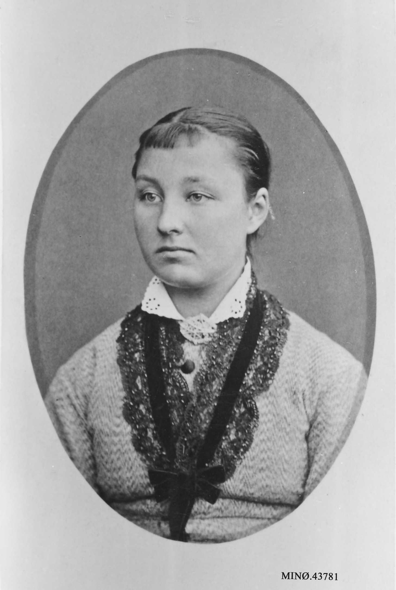 Rachel Haarseth, Portrett av en kvinne, klær.