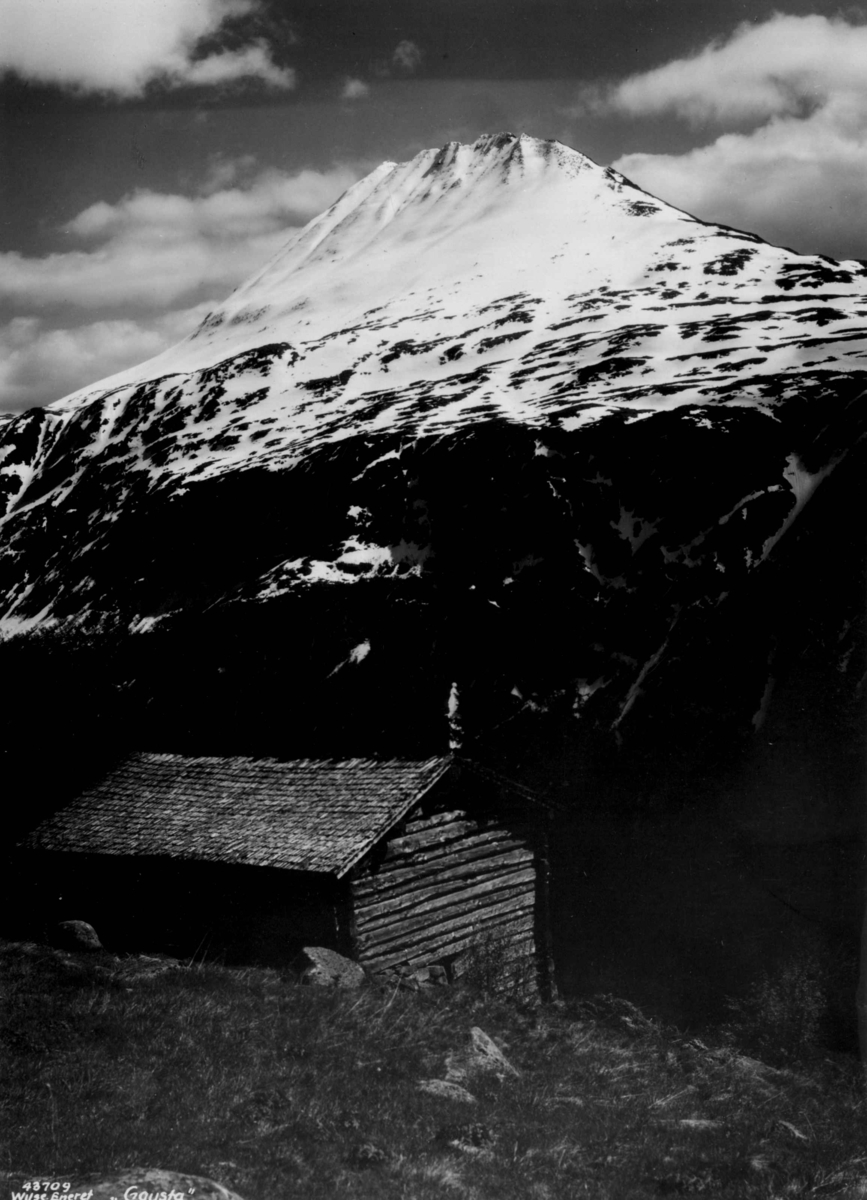 Anders Beer Wilse, Bebyggelse ved Gaustatoppen. Snødekt fjell.