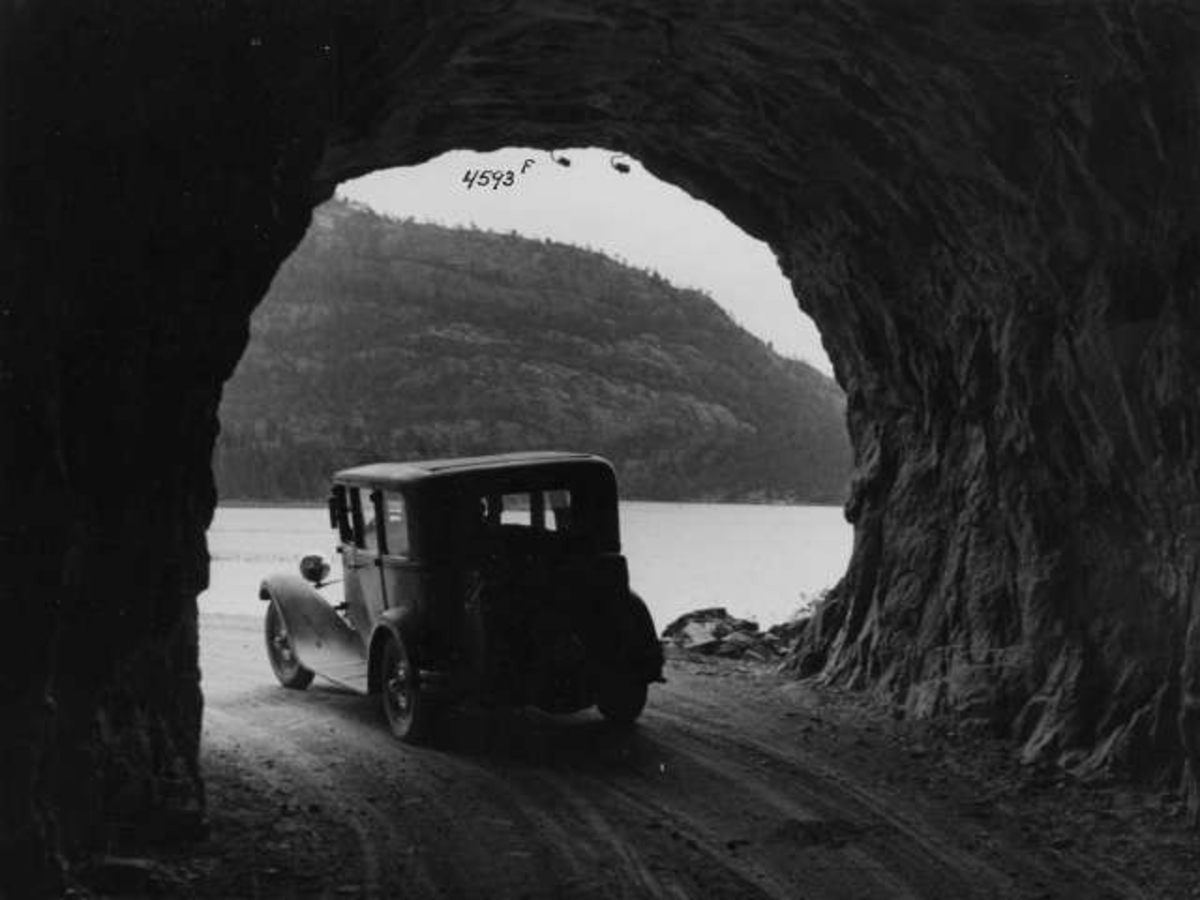 Anders Beer Wilse, Veiparti med bil og tunnel, Fjærtunnelen på Bangsund, Namsos, Nord-Trøndelag, 1936. Fra protokoll:" Trøndelag Vei langs Namsenelven 1936"
