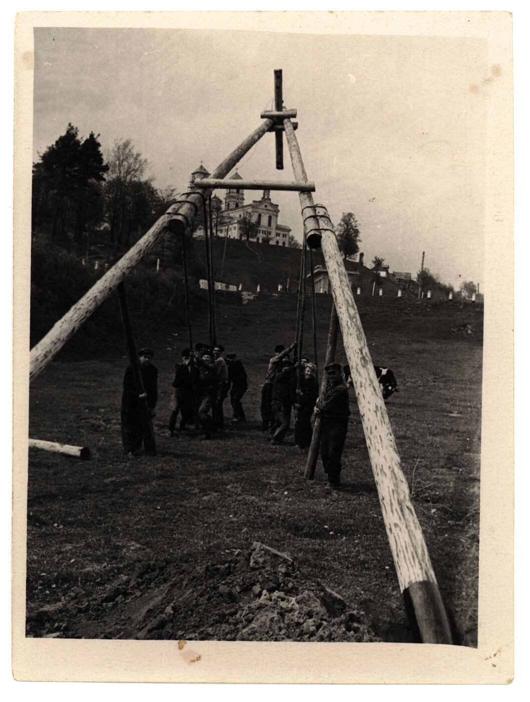 Nežinomas fotografas, Medinio elektros stulpo statymas Raudondvaryje