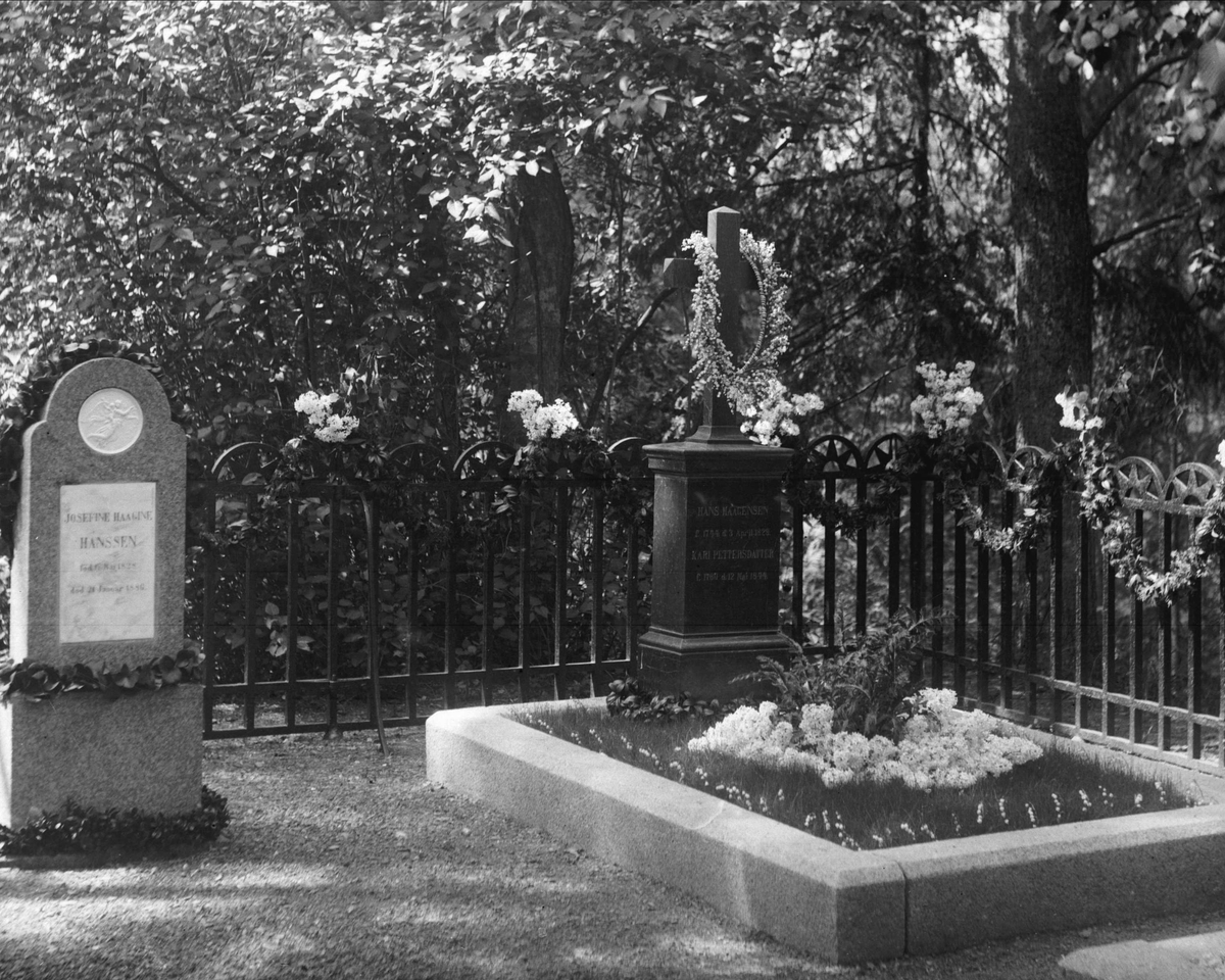 Gustav Borgen, Gravsted, kirkegård. Hansens familiegravsted, Østøen.