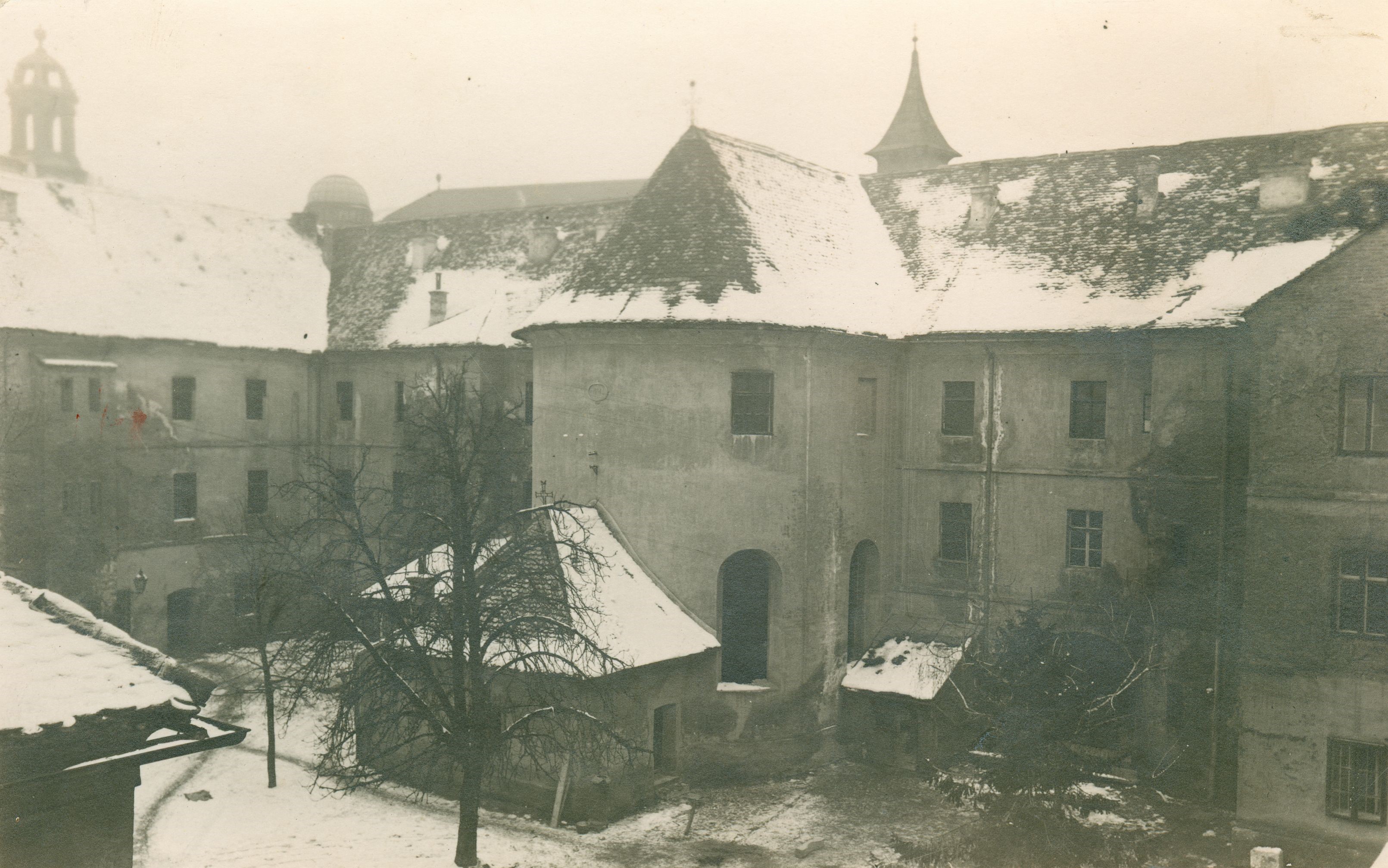 Vladimir Horvat, Zagreb - Zakladna bolnica s apsidom kapelice (dvorište)