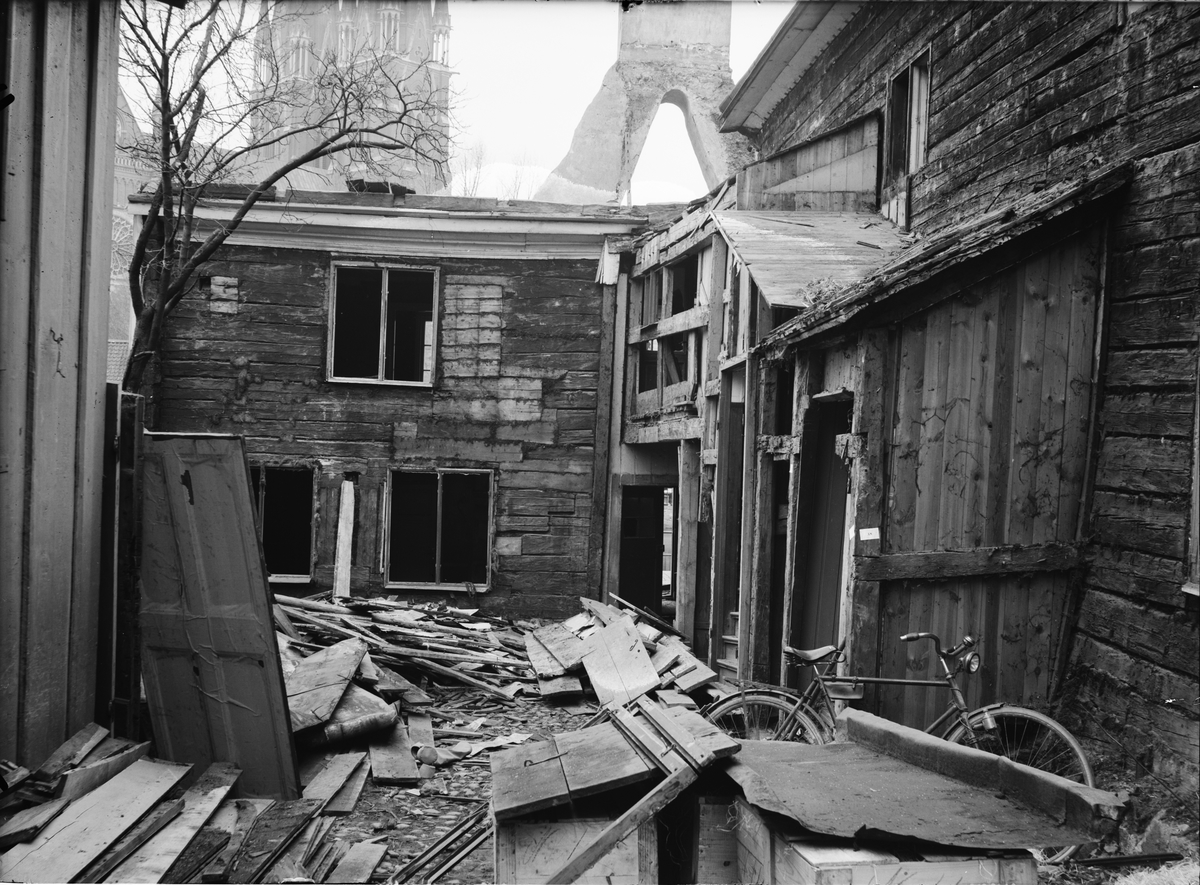 Paul Sandberg, Rivning av bostadshus, Klostergatan - Östra Ågatan 15, Uppsala oktober 1935