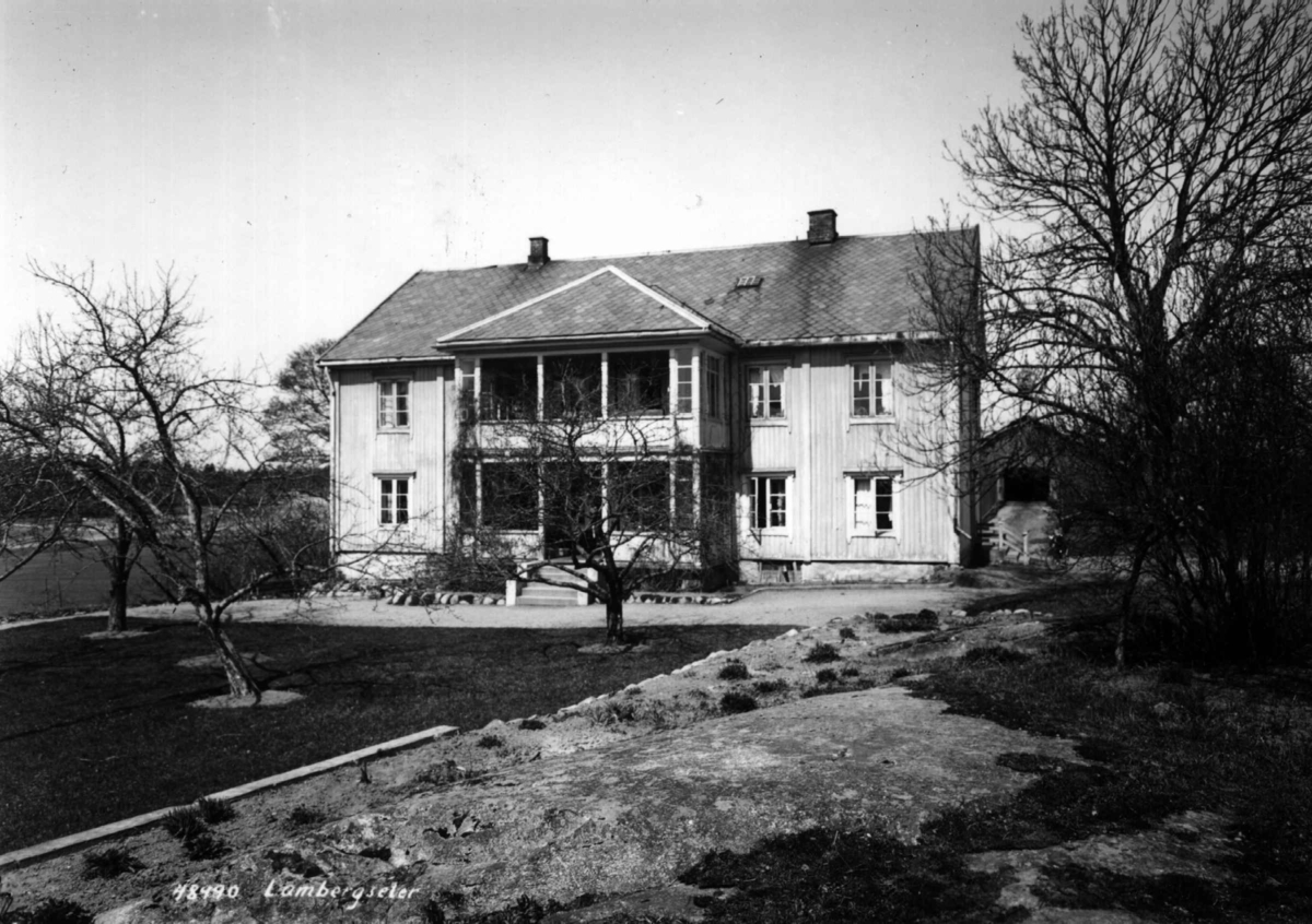 Anders Beer Wilse, Lambertseter gård, Oslo, Østre Aker. Våningshuset sett fra hagen, låven i bakgrunnen.
