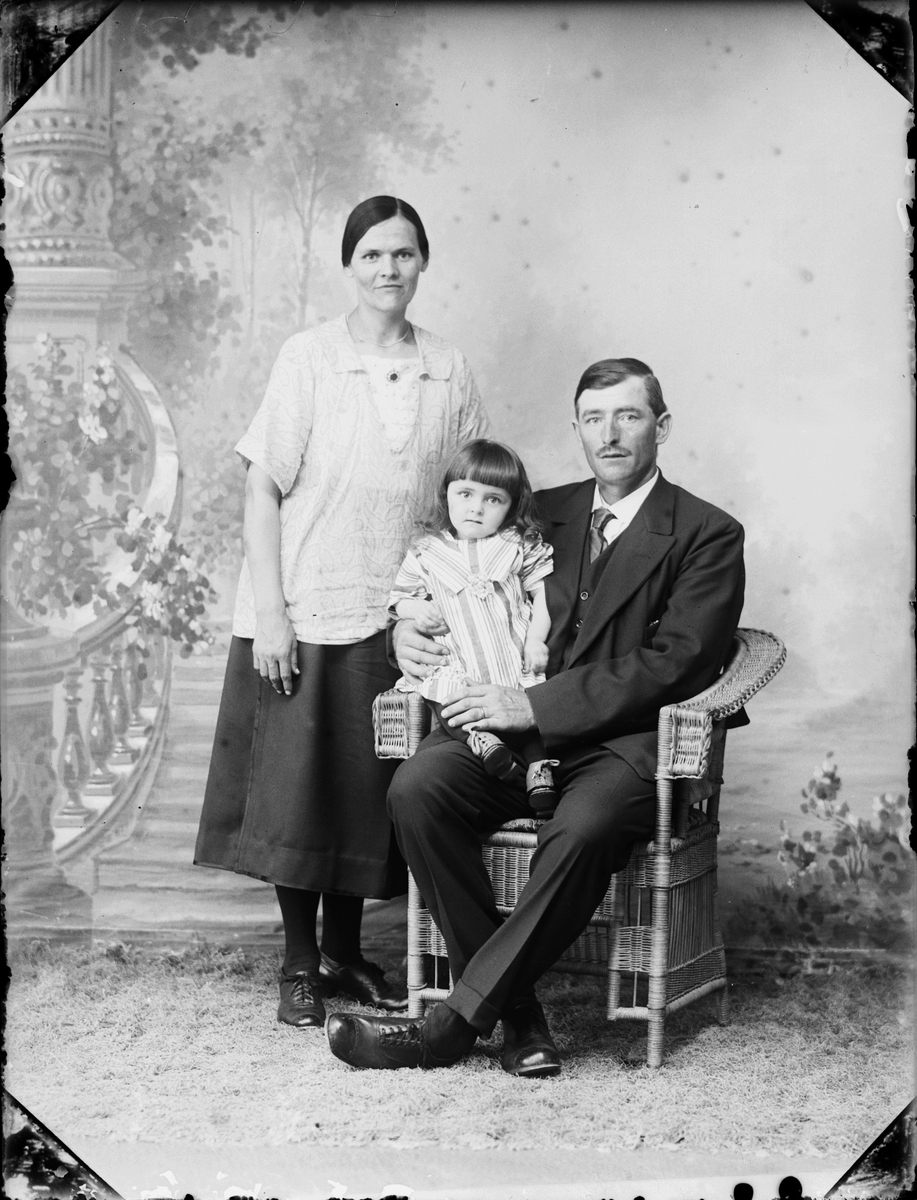 Skötsner-Edhlund, Ateljéporträtt - Familjen Almgren från Börstil socken, Uppland
