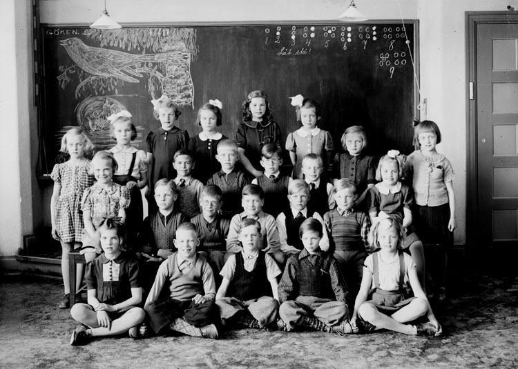 Samuel Lindskog, Engelbrektsskolan, klassrumsinteriör, 24 skolbarn. Lärarinna fru Elsa Edberg är inte med. Sal 14.