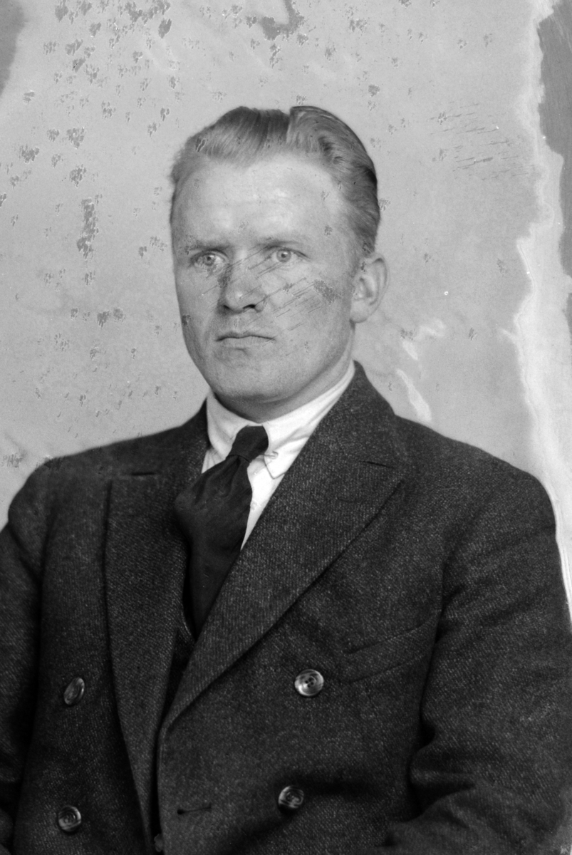 Christian Grundseth, LUND ARNULF, HALVFIG. , SERTF. , 34990