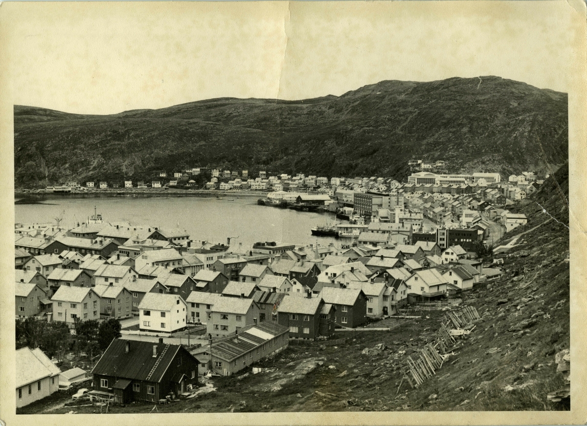 Unknown artist, Hammerfest sentrum med havn
