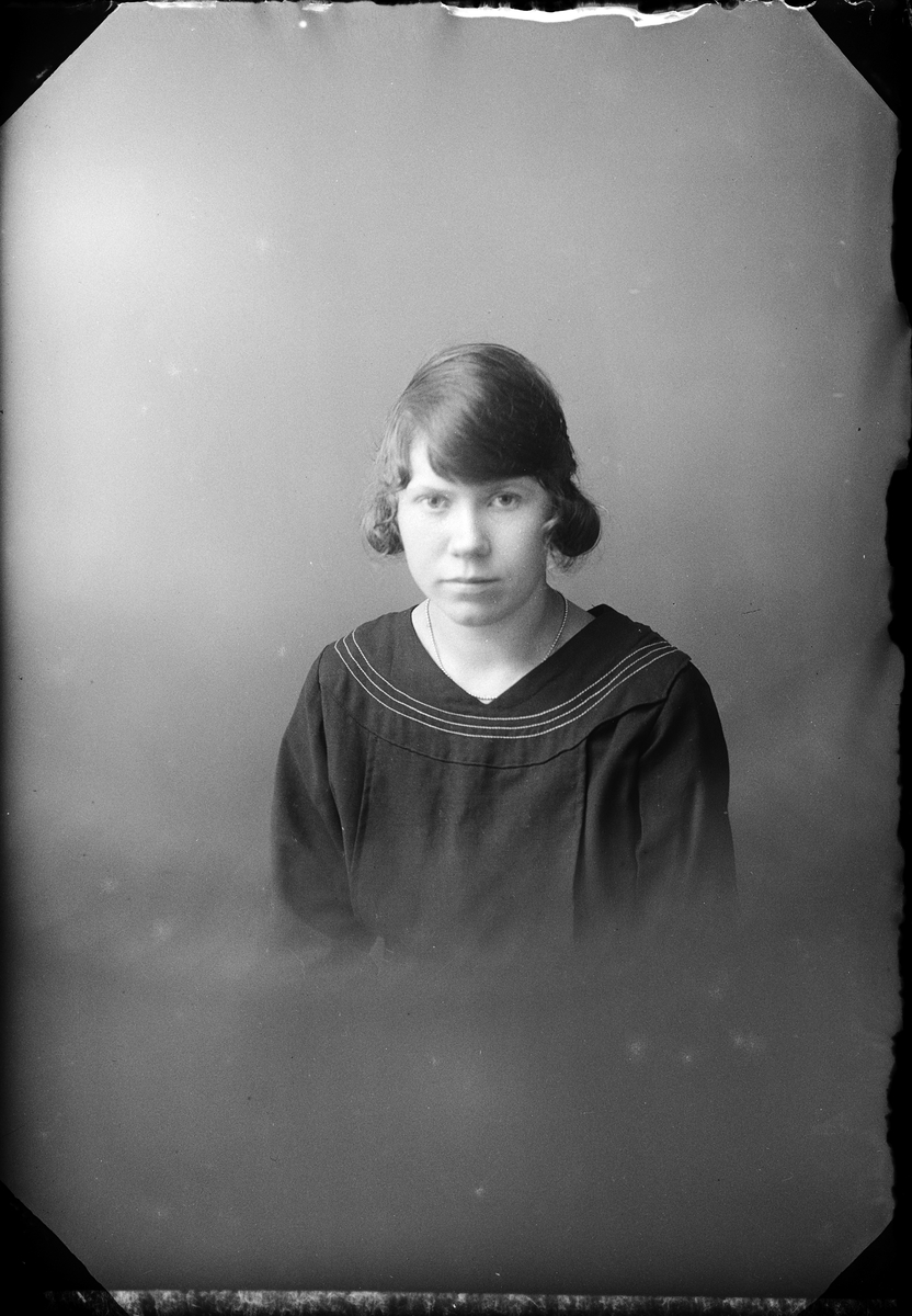 Skötsner-Edhlund, Ateljéporträtt - Ingrid Karlsson från Hargshamn, Harg socken, Uppland 1923