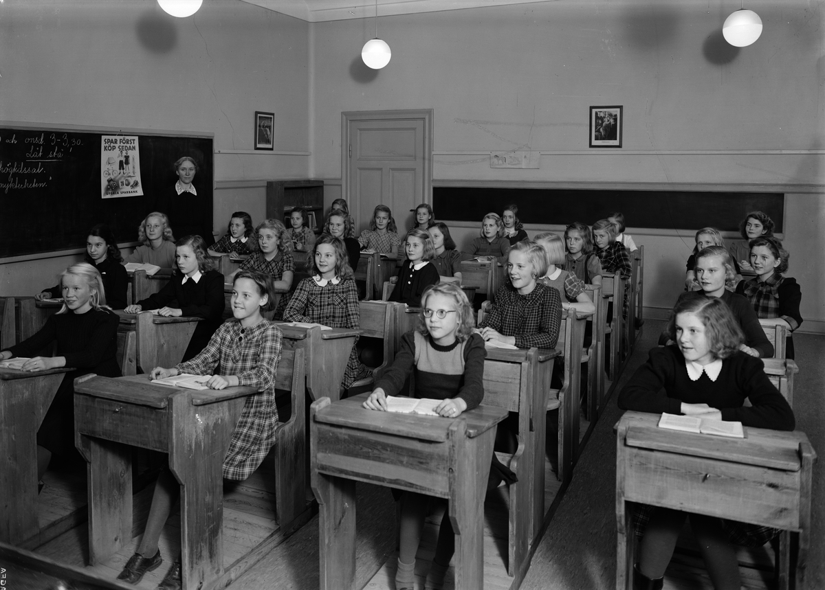 Paul Sandberg, The teacher Ester Andersson with girls class in Sverkerskolan, Luthagen, Uppsala October 1944
