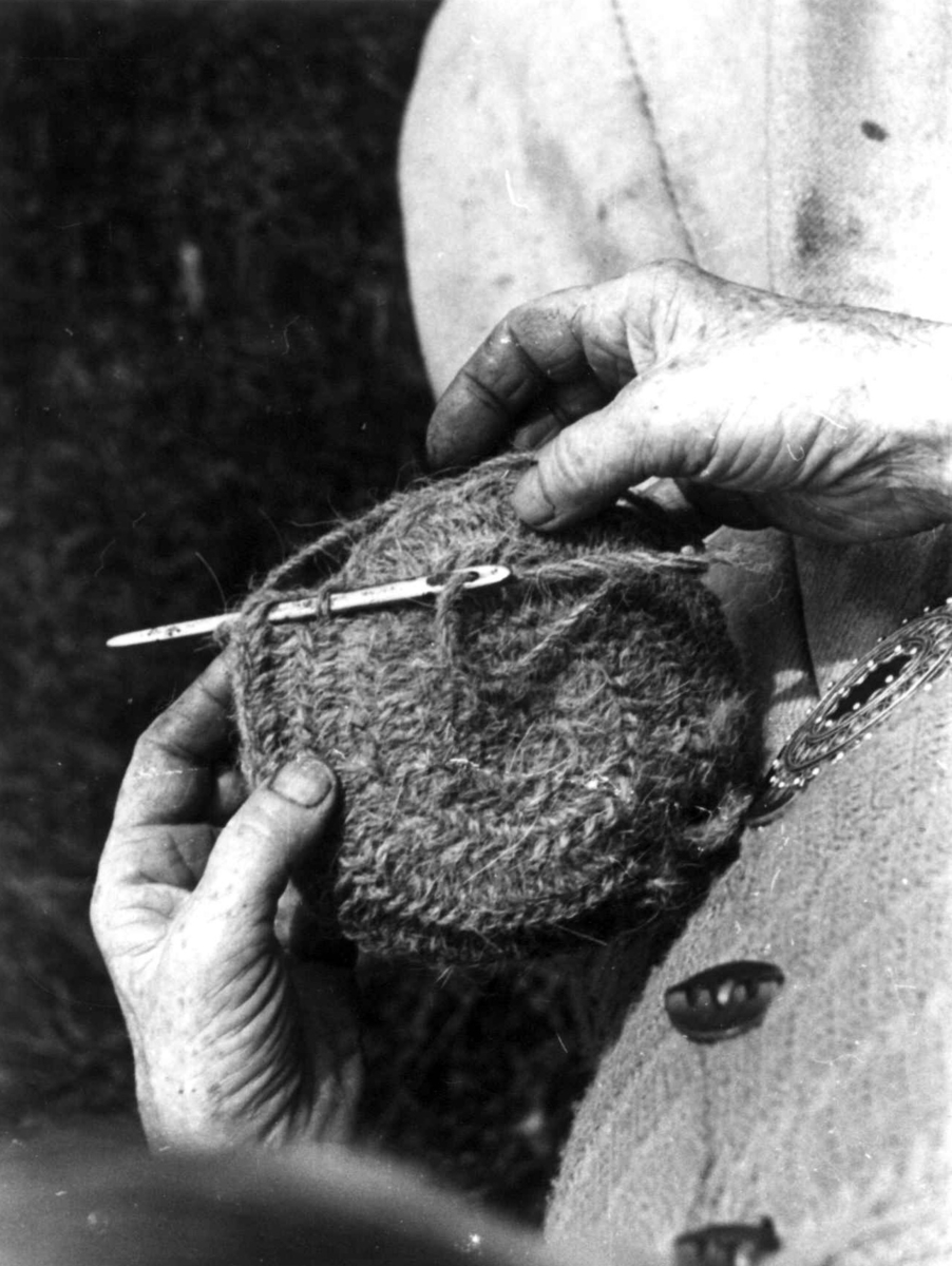 Anna Grostøl, Valle, Setesdal, Aust-Agder 1939. Nålebinding, Annlaug K. Haugen.