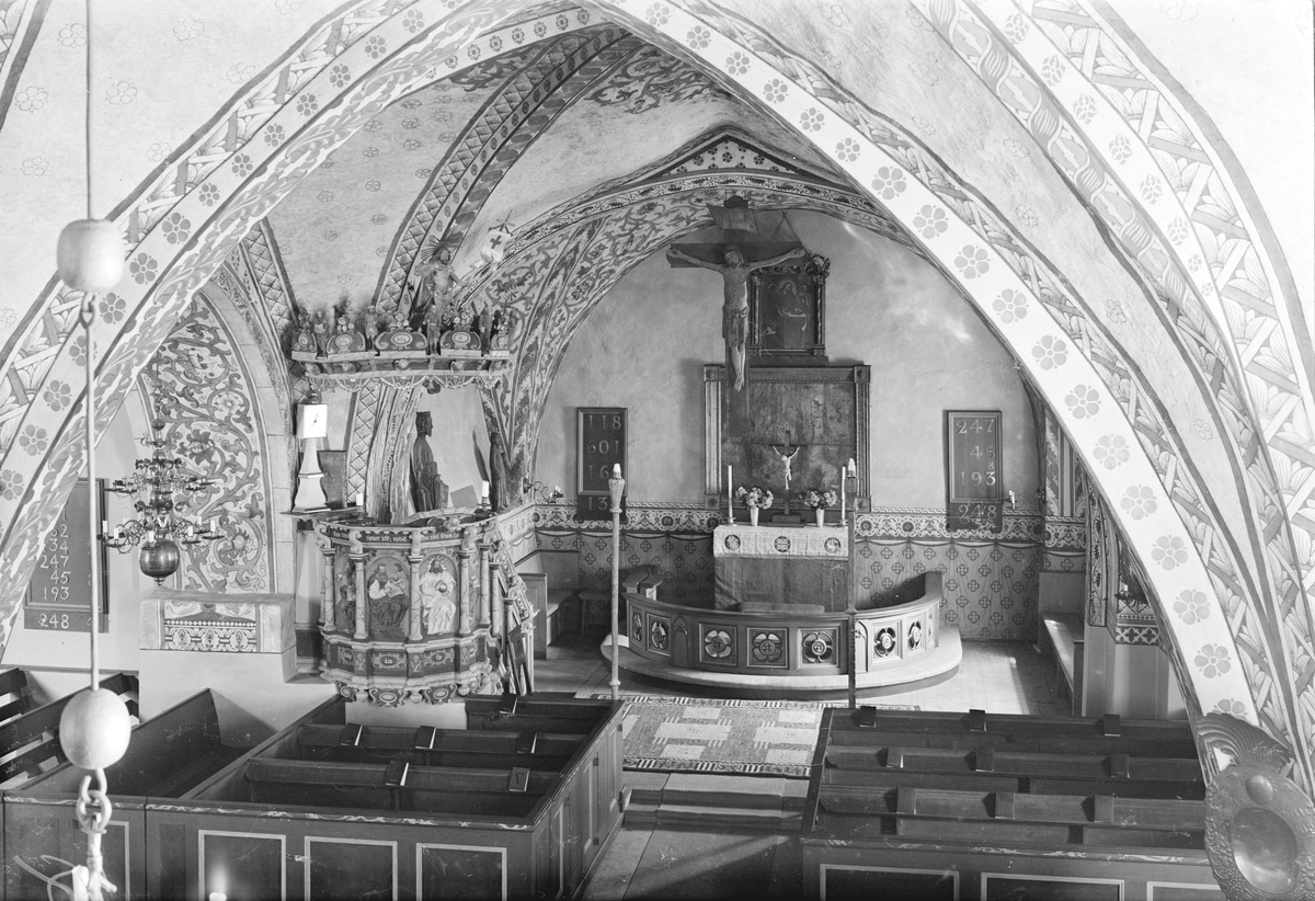 AB Flygtrafik, Interiör av Torpa kyrka i Östergötland. Uppförd i sten omkring 1460 ersatte den en tidigare kyrkobyggnad av timmer. Från denna 1200-talskyrka har bevarats delar av en dopfunt samt tre skulpturer, nämligen triumfkrucifix, en S:t Olovsbild och en S:t Stefanus. Kyrkans lilla altartavla är målad av Got…
