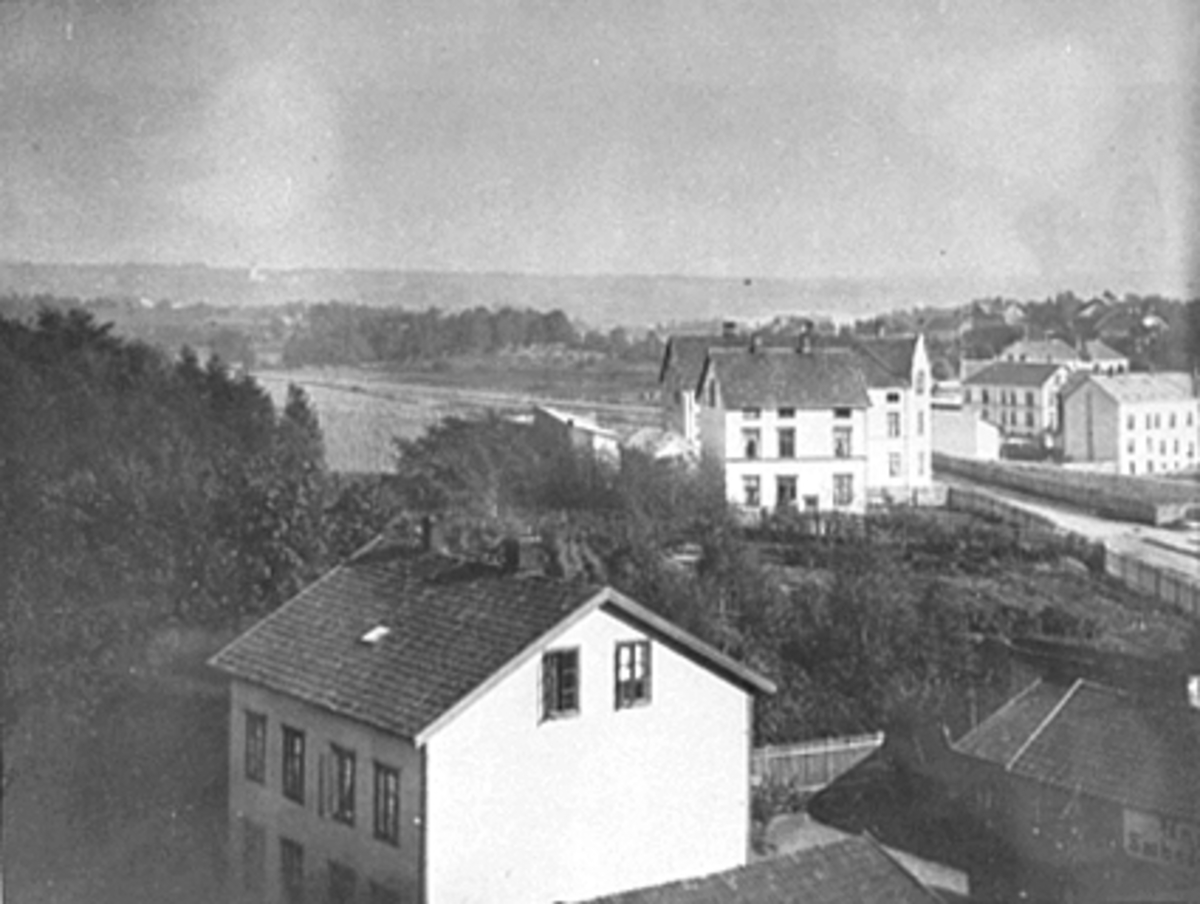 Anno Domkirkeodden, Hamar såpefabrikk i forgrunnen. Utsikt mot Sverresgate, Vangsvegen. Østregate 2/Høgsnesgården, Wiebergården, Grundtsgård.