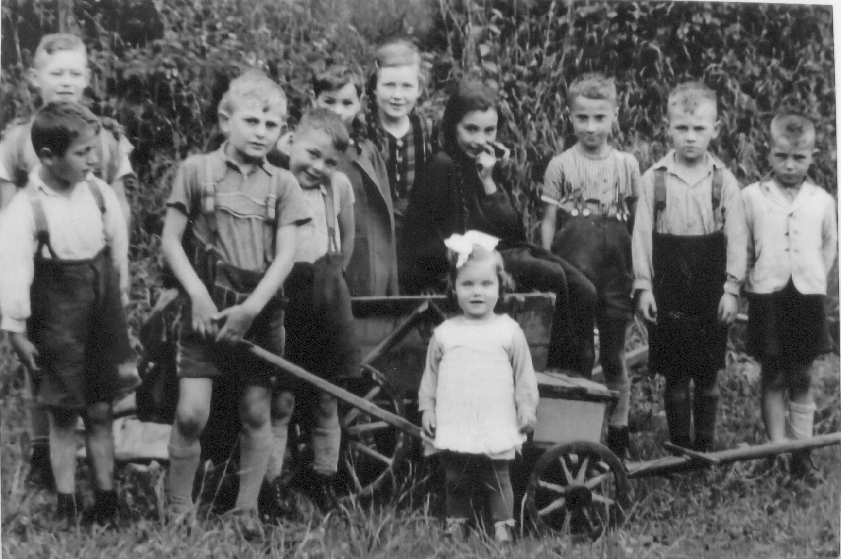 Unknown artist, Gruppenbild mit Kindern