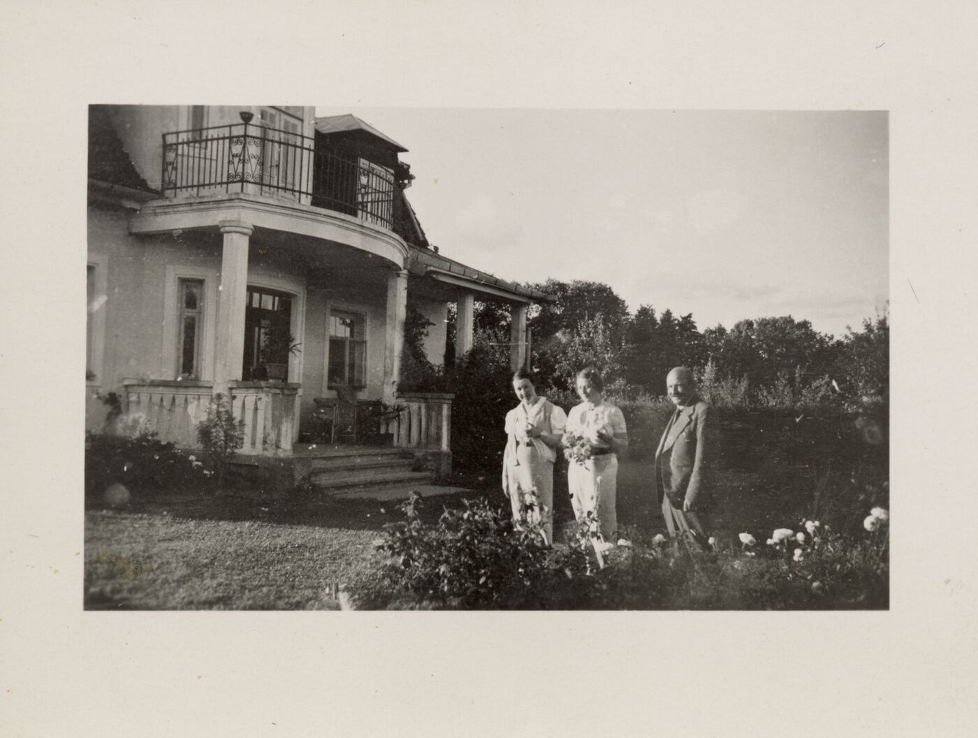 Nežinomas fotografas, Honorata ir Tadas Ivanauskai ir nežinoma moteris Obelynėje