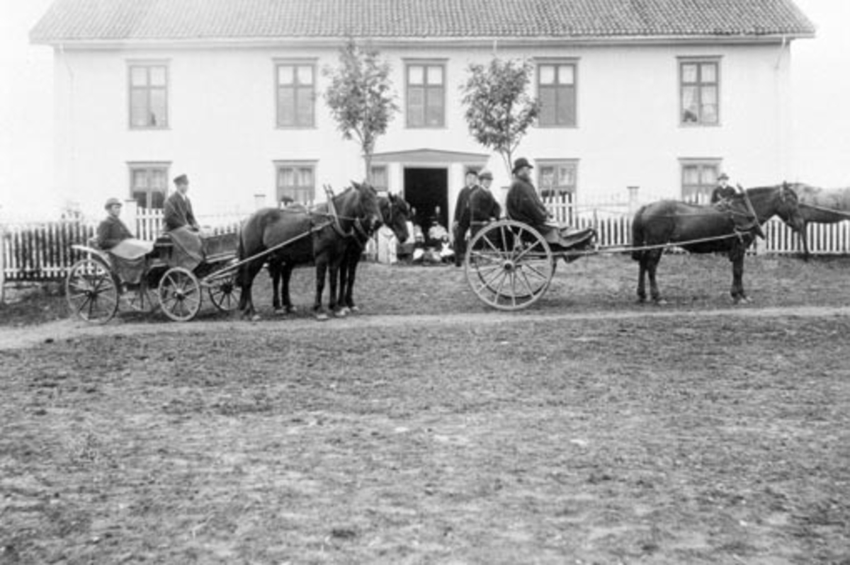 Anno Domkirkeodden, Eksteriør. Sveinhaug skysstasjon, Ringsaker. Hester med kusk og vogn foran hovedbygningen. Folk på trappa. Sveinhaug var skysstasjon i perioden 1887- til 1904.