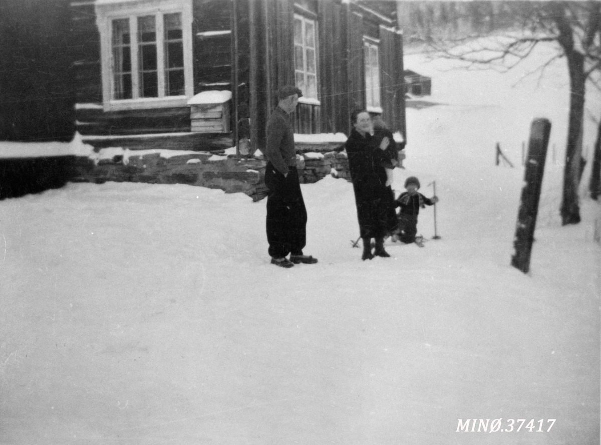 Ukjent, Voksne og barn i snøen