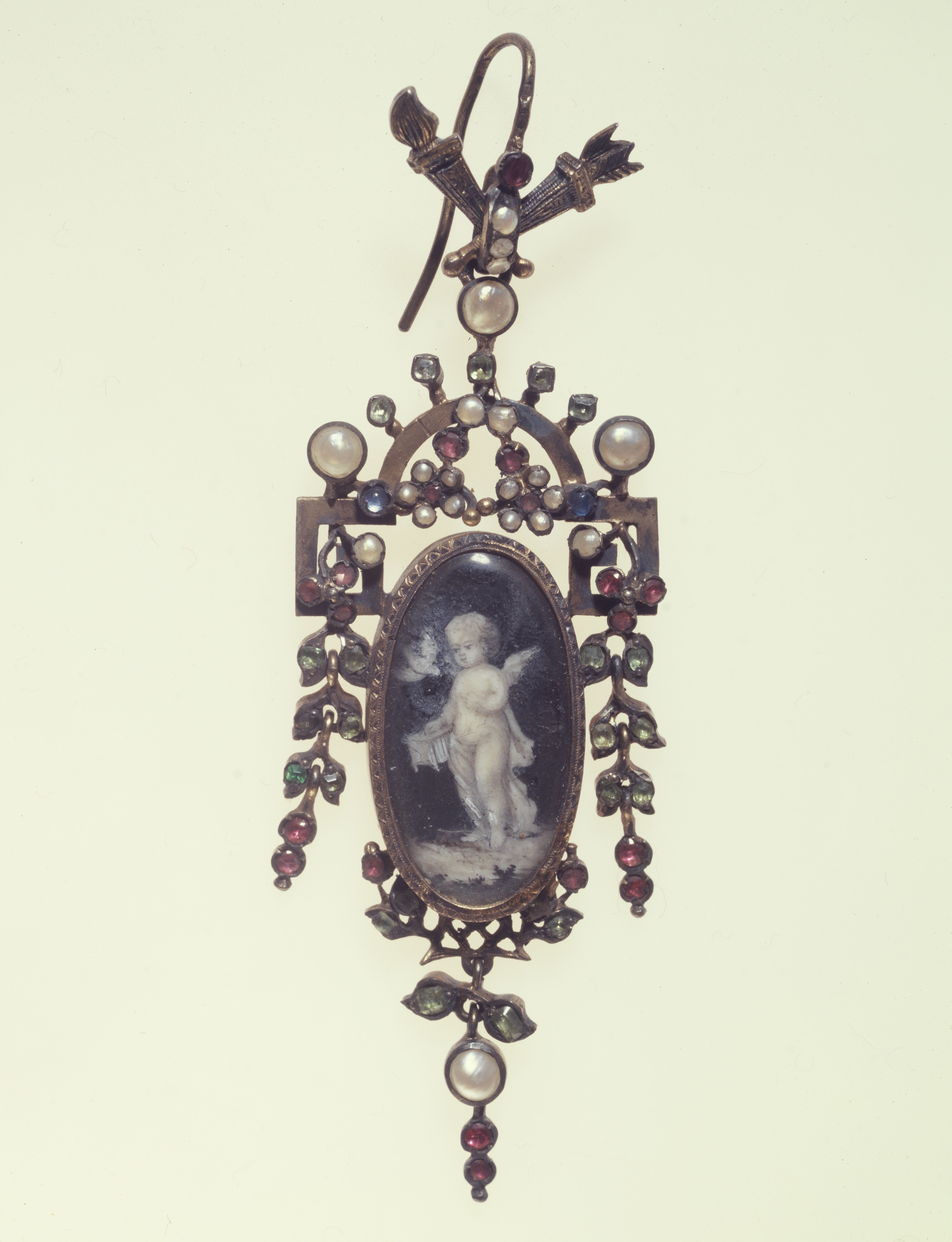 Ecole française, Boucle d'oreille ornée d'une miniature : "L'Amour libéré"