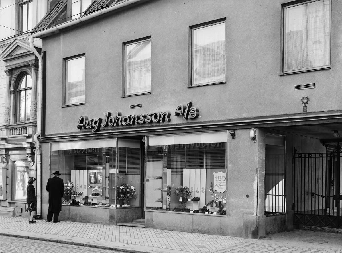 Paul Sandberg, 100-årsjubilerande skoaffären Aug Johansson AB, Vaksalagatan 3, Uppsala 1948